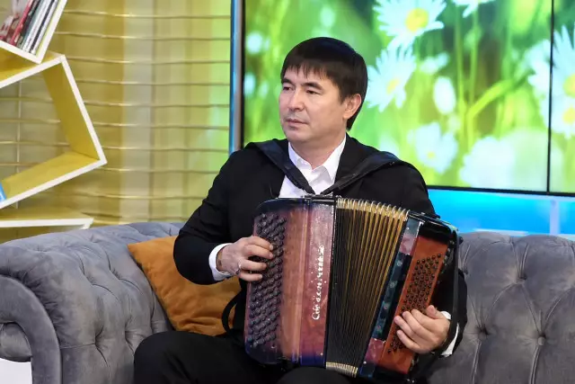Қарындасынан кешірім сұрап ән жазған: «Бауырым» әнінің шығу тарихы көпшілікті елжіретті (ВИДЕО)
