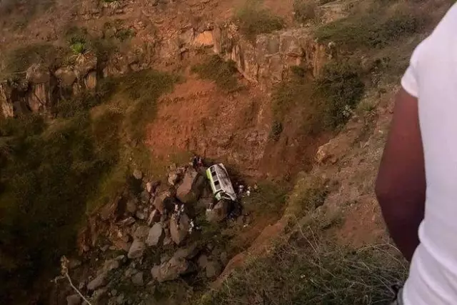 Балалар мінген автобус шатқалға құлады: 25 адам қаза тапты