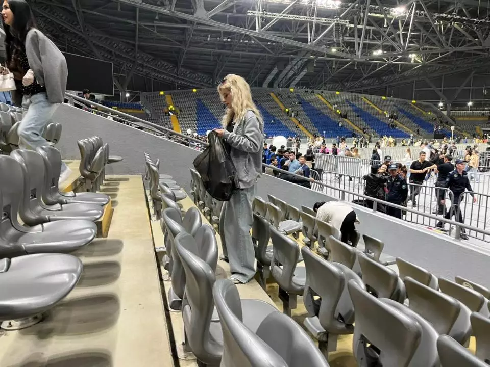 Экоакция на «Астана Арене»: концерт Энрике Иглесиаса в столице завершился массовой уборкой