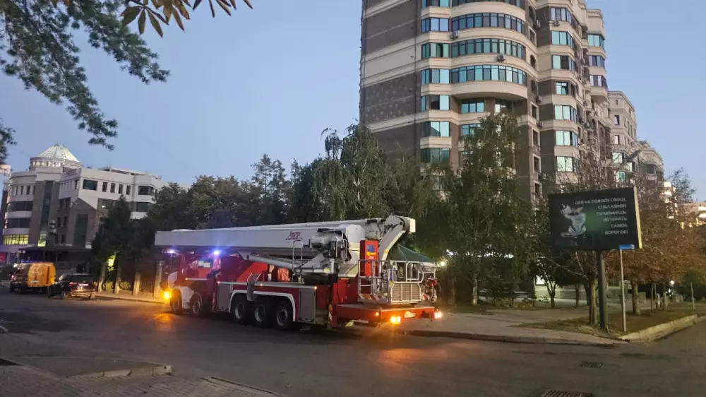 Алматыда 12-қабаттағы пәтер өртеніп, 10 адам құтқарылды