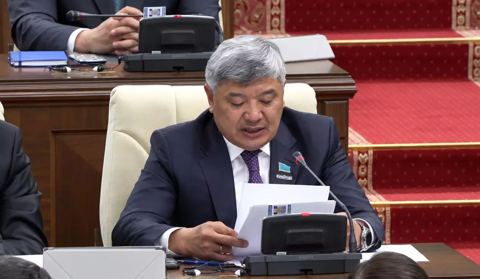 Құрылтайдағы алғашқы депутаттық сауал балаларды әлеуметтік желіге тіркелуін шектеу туралы болды