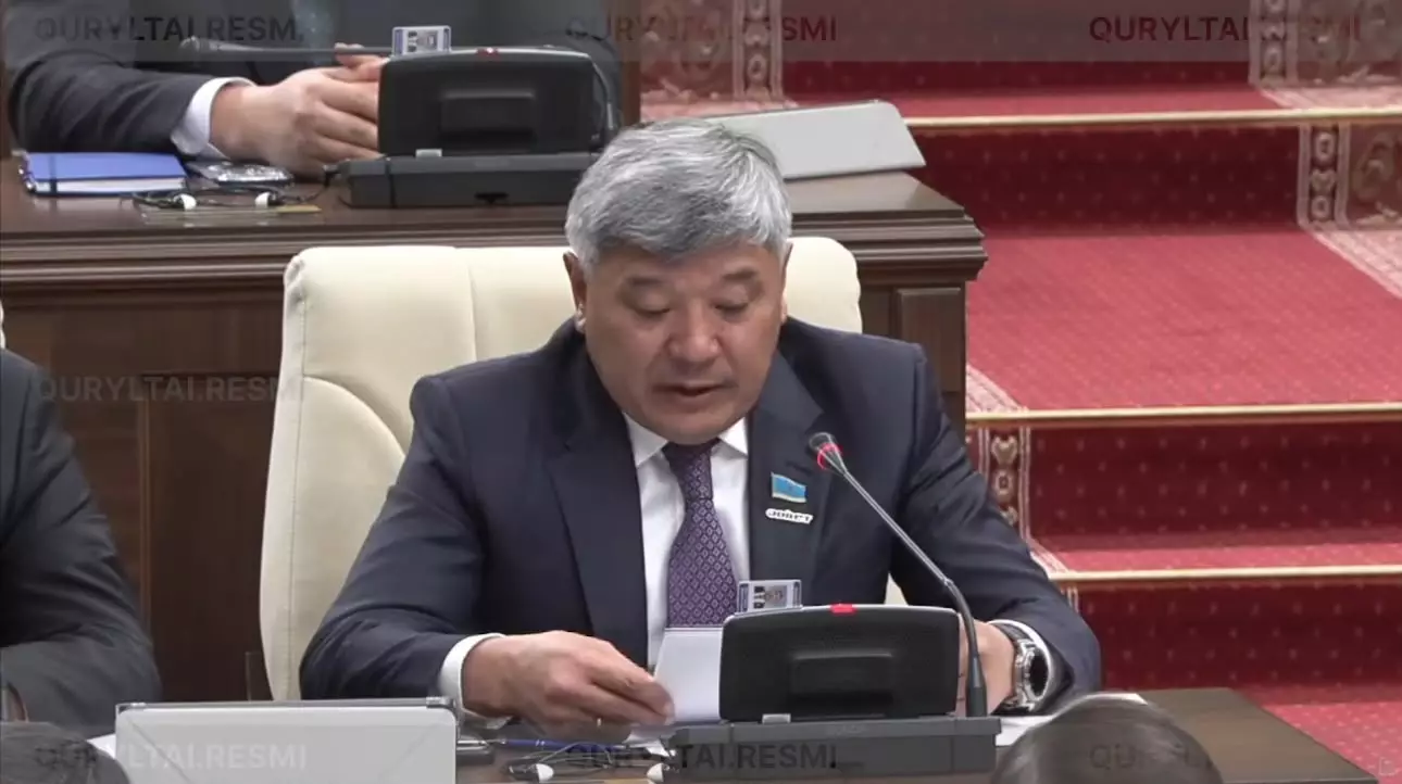 Жанарбек Әшімжанов: 16 жасқа дейінгі балалардың әлеуметтік желі қолдануын шектеу керек