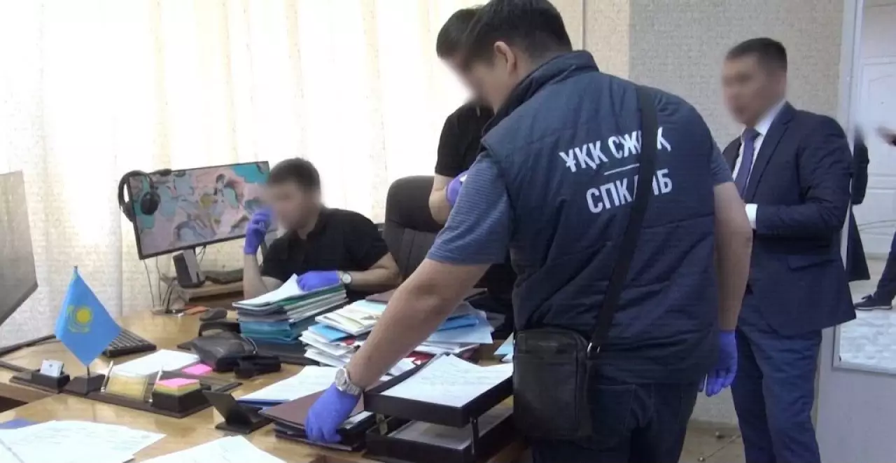 Көлік министрлігінің екі шенеунігі 40 млн теңге пара алды деген күдікке ілінді