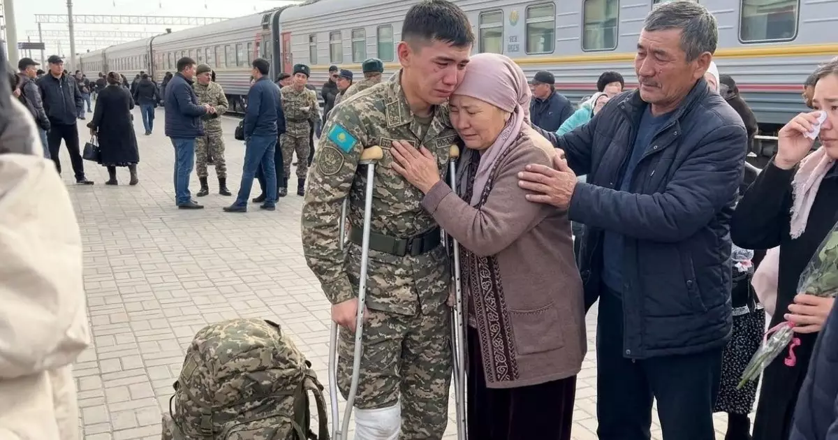  Әскерге сау кеткен 19 жастағы сарбаз үйіне балдақпен оралды 
