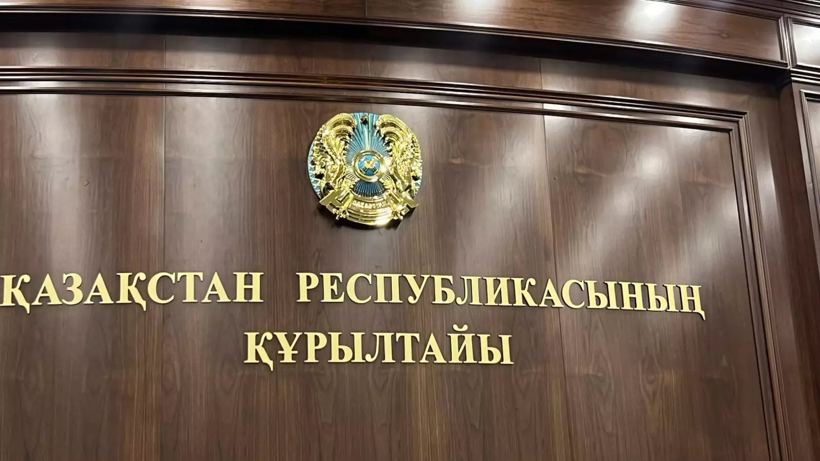 Депутаттар қандай жағдайда бір күндік жалақысынан айырылып, жария түрде кешірім сұрайды