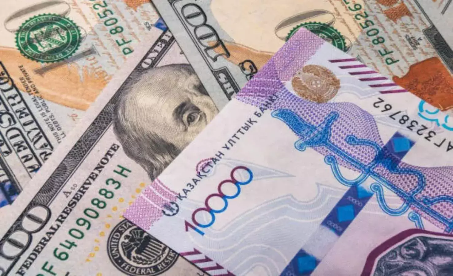 Ақша айырбастау орындарында доллар бағамы 450 теңгеден төмендеді