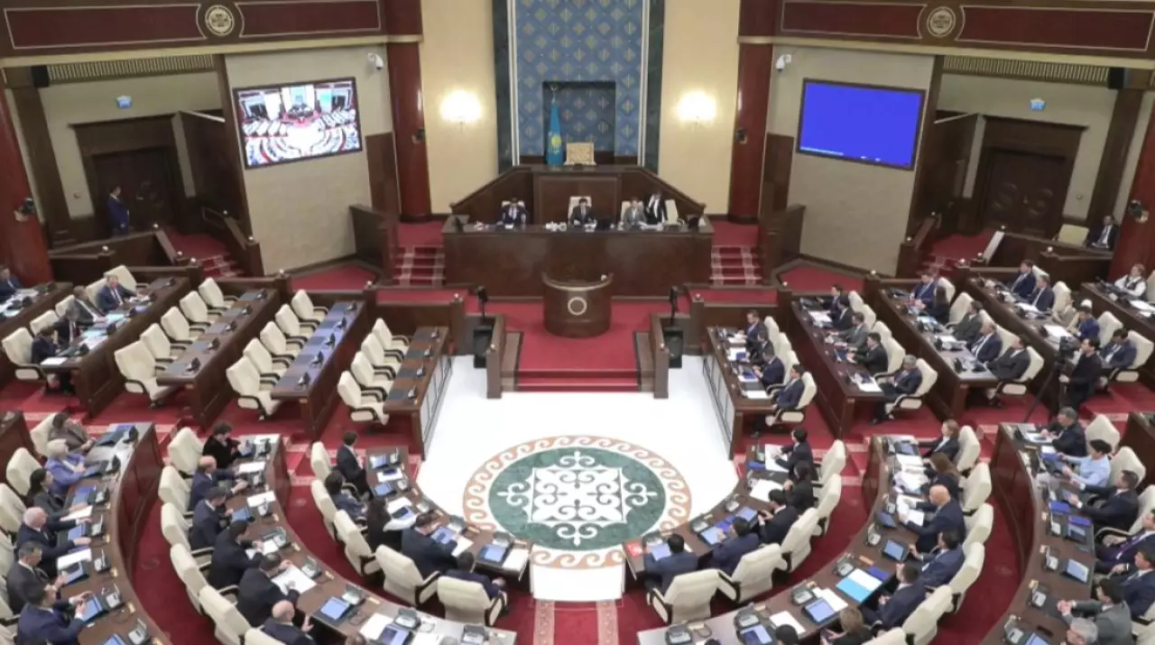 Депутаттар Құрылтай регламентін қабылдады