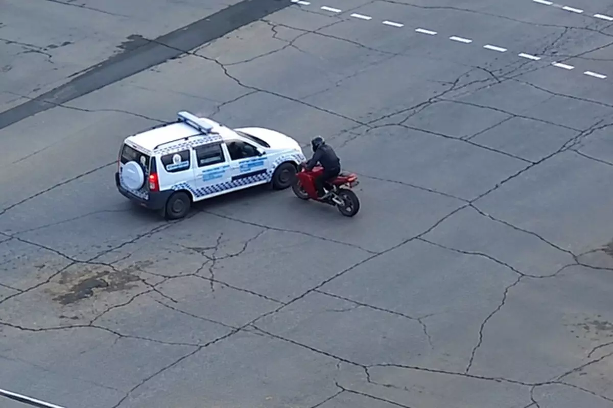 Авария с мотоциклистом попала на камеры в Актау - новости на Lada.kz 10.09.2026