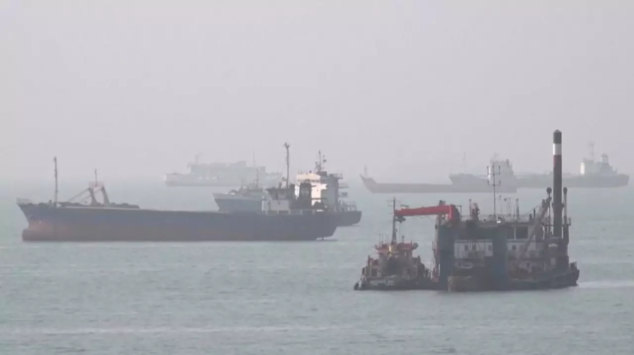 Крупное нефтяное пятно обнаружили в Ормузском проливе