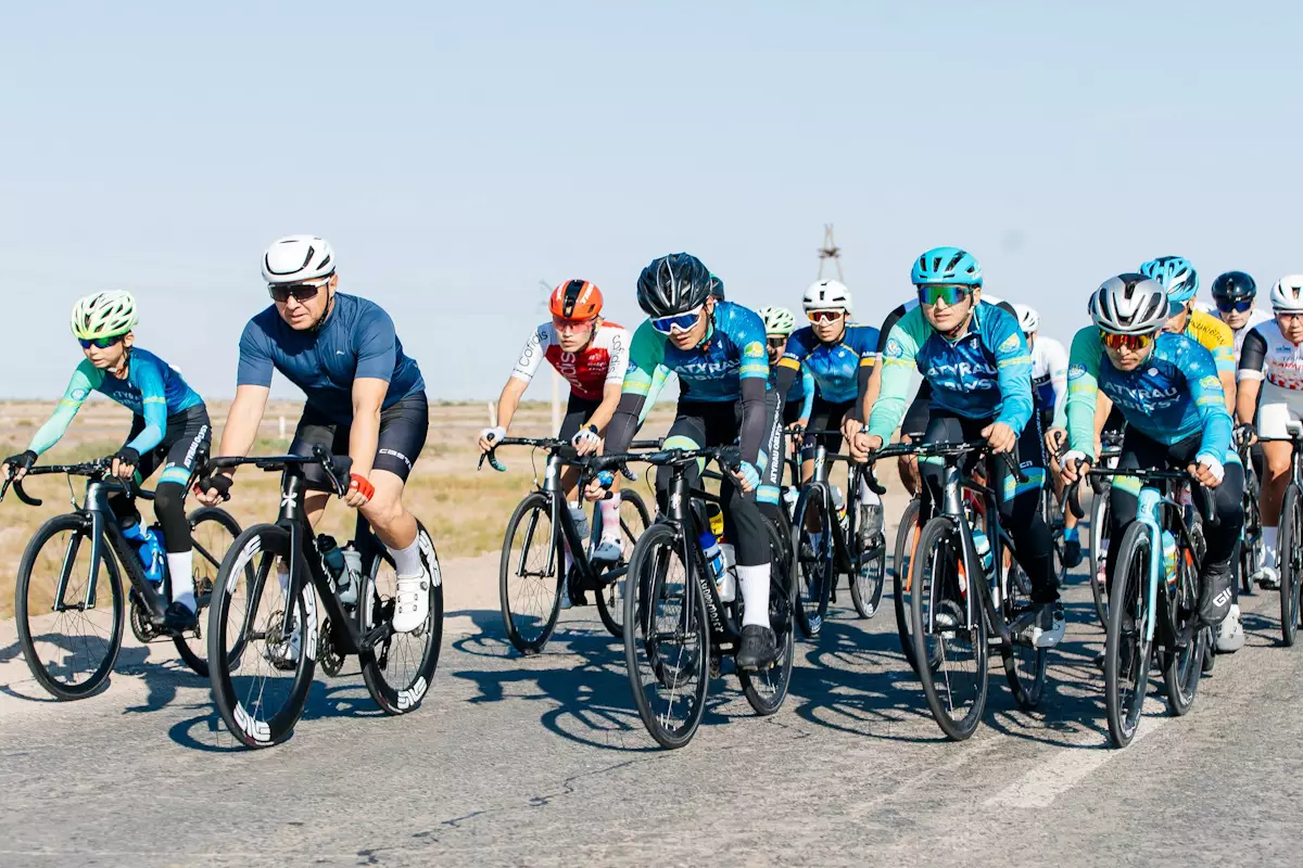 На велосипедах к истории: в Атырау прошёл Tour de Saraishyq-2026
