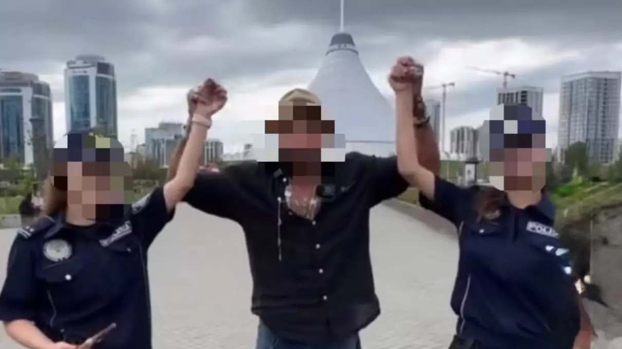 Желідегі видео себеп: Астанада туристік полиция қызметкерлері жұмыстан босатылды