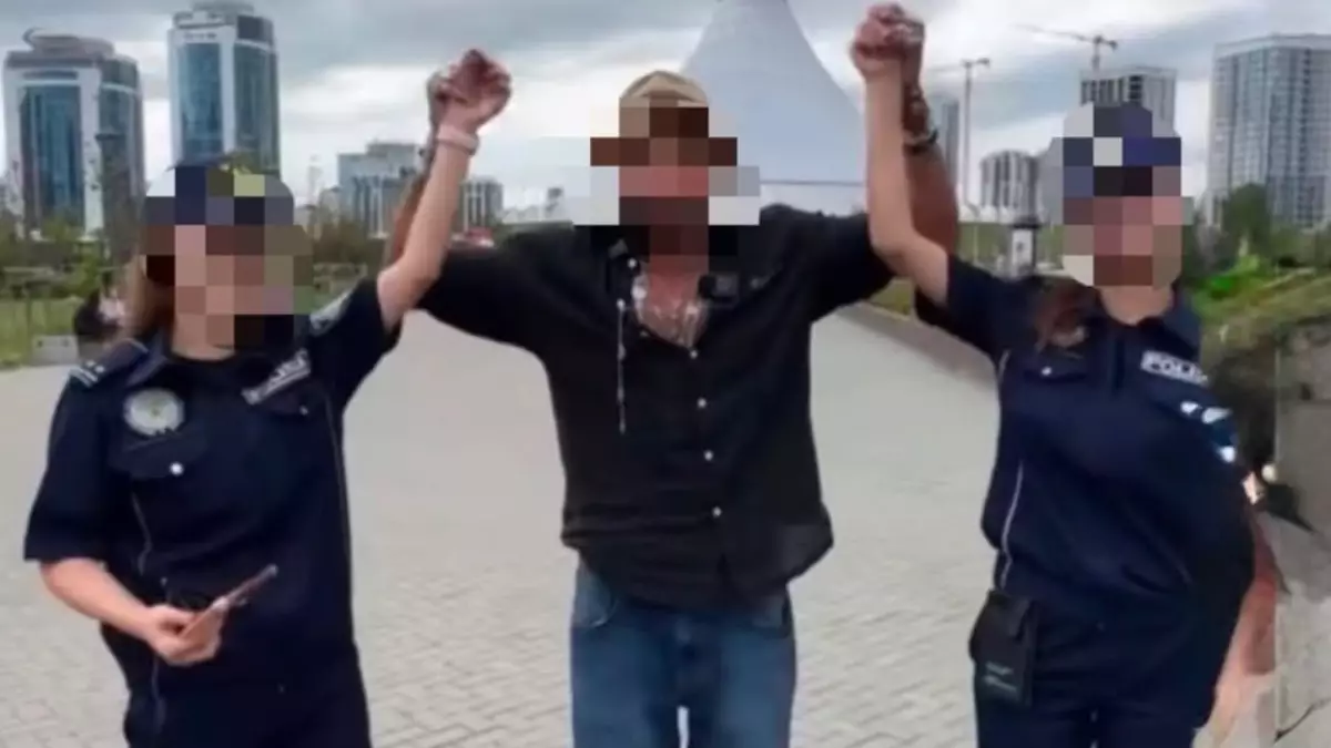  Желіні шулатқан видео: Астанада туристік полицияның екі қызметкері жұмыстан босатылды 