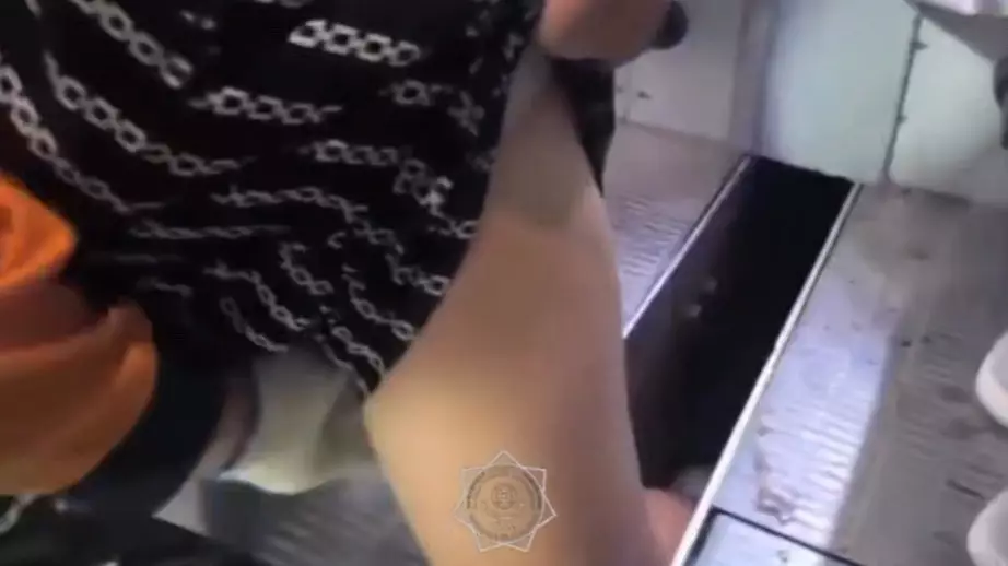  Семейде әйелдің аяғы эскалатордың арасына қысылып қалды 