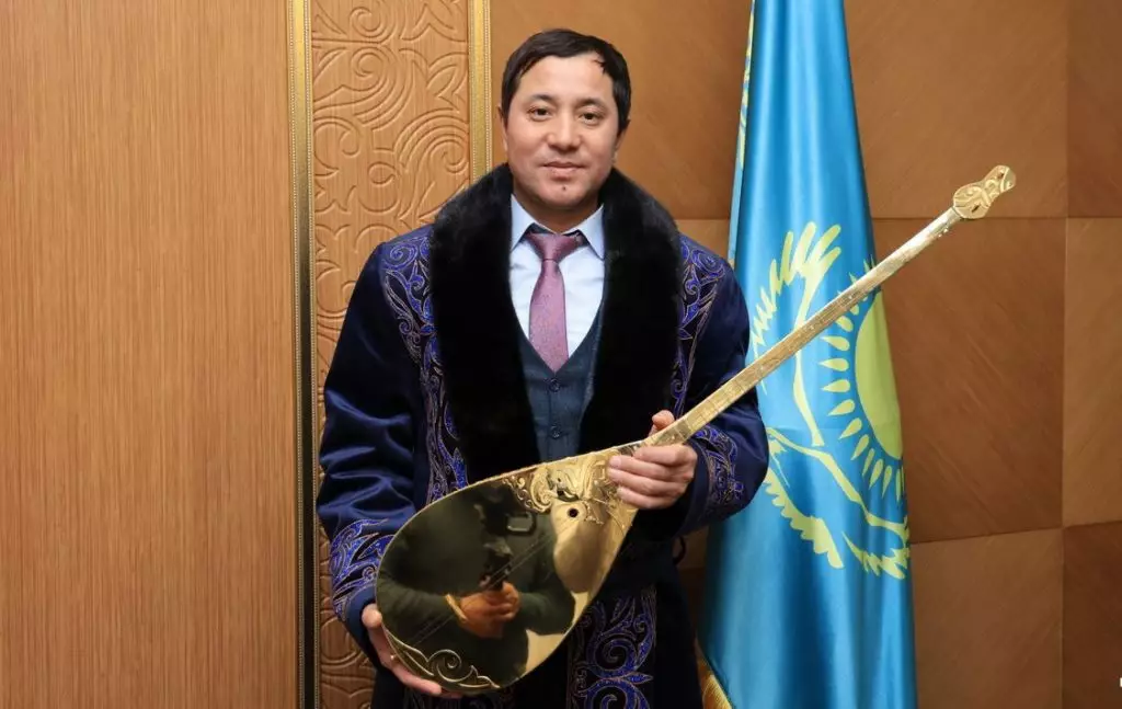 «Әншілердің де сорақы әрекетін кешірдіңіздер ғой»: тағы бір ақын басы дауға қалған Мақсат Ақановқа араша түсті