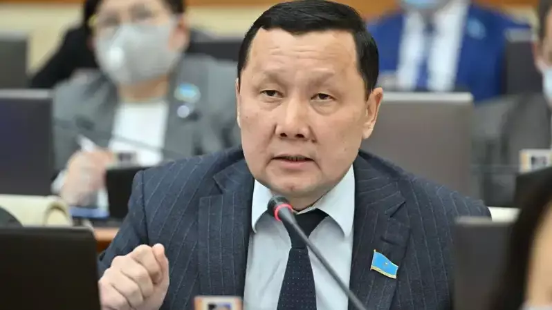 "Қылғындырма қыздарды орамалмен": Абзал Құспанды оқырманы сөзбен талап жатыр