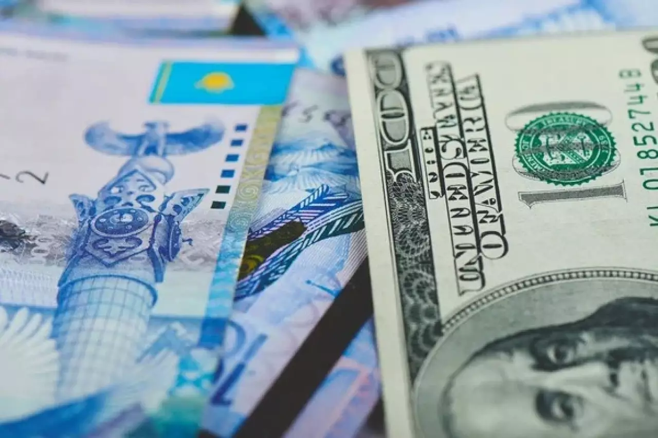 Курс доллара снизился к тенге на бирже 