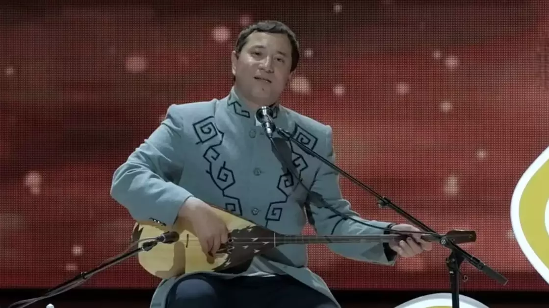 «Қынжылып отыр... Әншілердің де сорақы әрекетін кешірдіңіздер ғой»: Мақсат Ақановқа белгілі ақын араша түсті