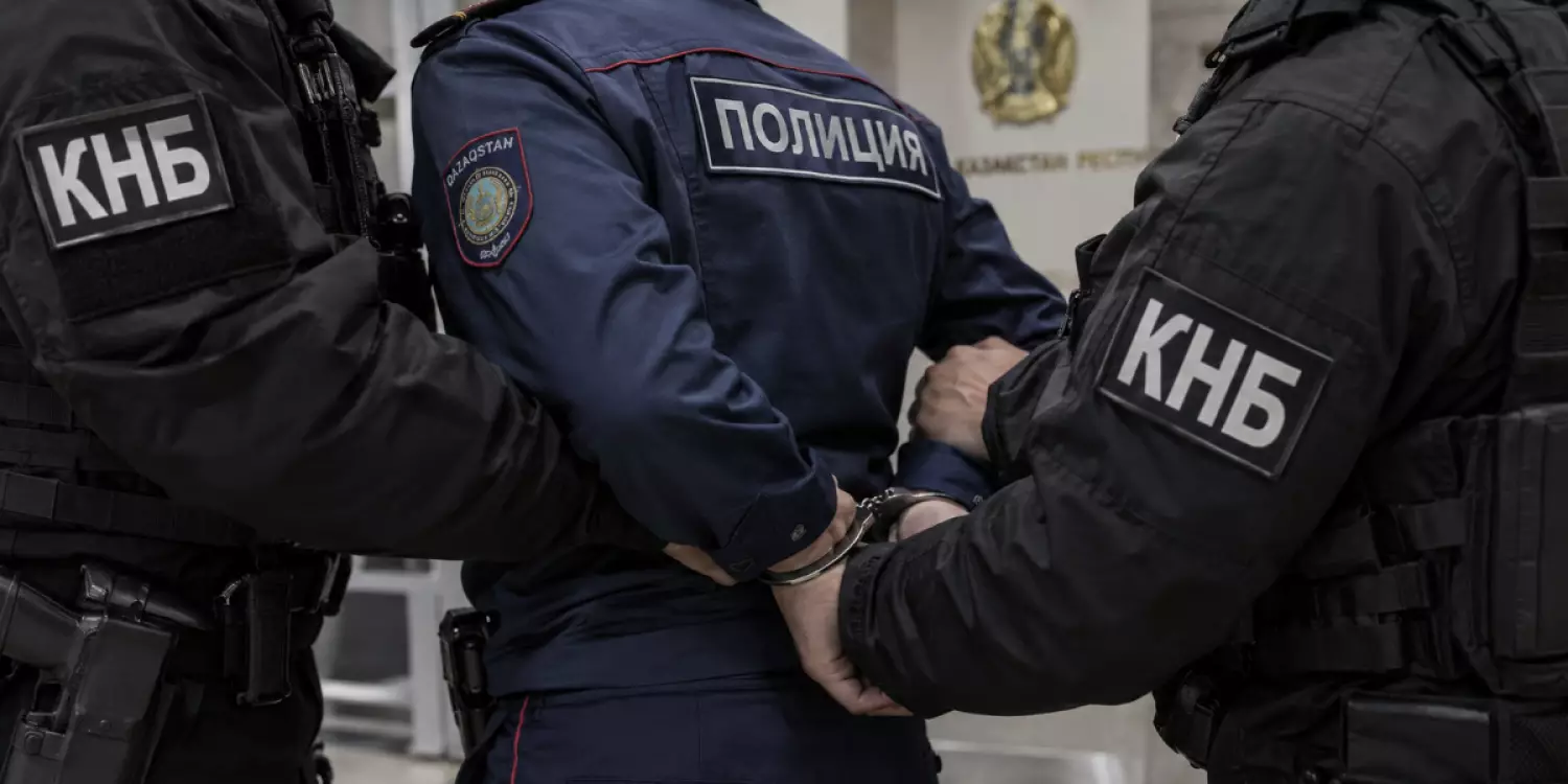 Алматыда полицейлер есірткіге тәуелді адамдардан ақша бопсалады деген күдікке ілінді