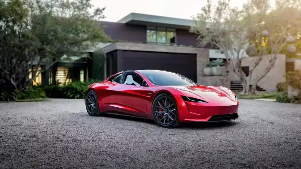 “Летающий автомобиль“ Tesla Roadster презентуют спустя почти 10 лет