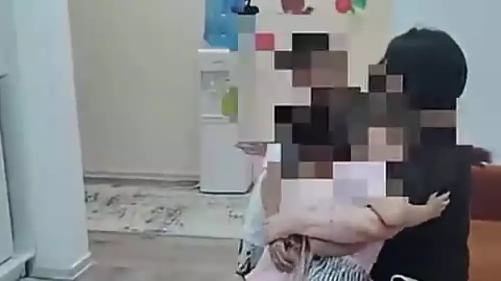 Атыраудағы бір отбасының өлімі: Ақбаян Мұқанғалиеваның балаларымен кездескен видеосы жарияланды