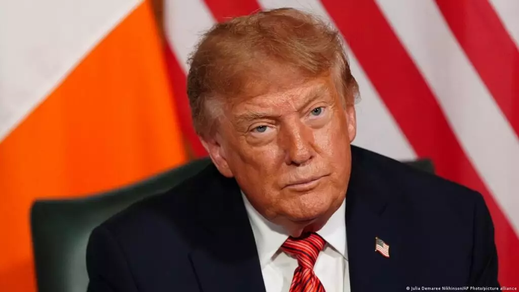 Трамп Зеленскийді Ресей мұнай өңдеу зауыттарын жармауға шақырды