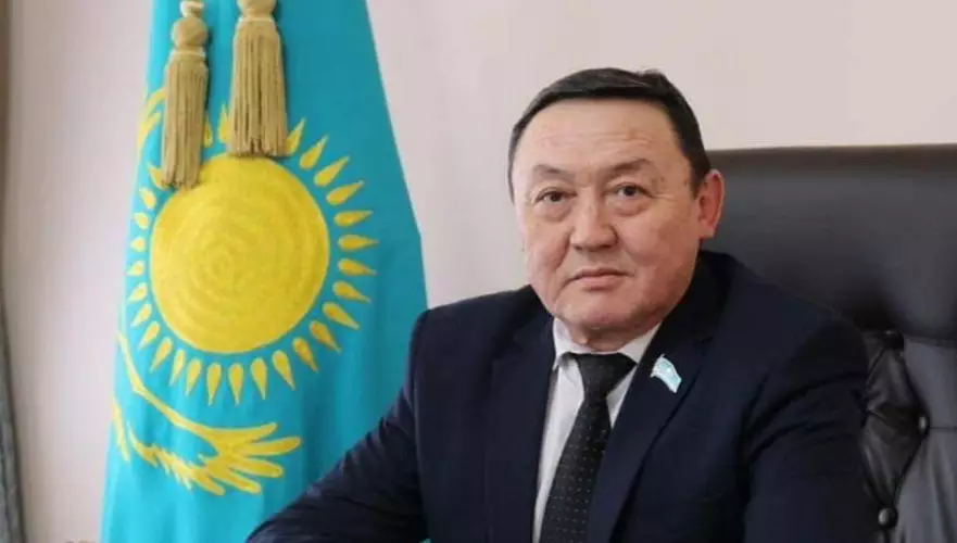 Қарағанды облысында кабинетінде электронды темекі тартқан мәслихат төрағасы жазаланды