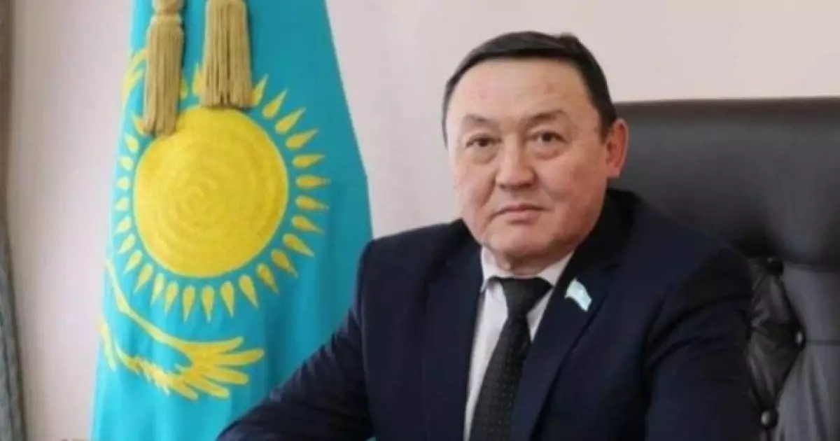  Қарағандыда мәслихат депутаты жиналыста темекі тартқан (видео) 