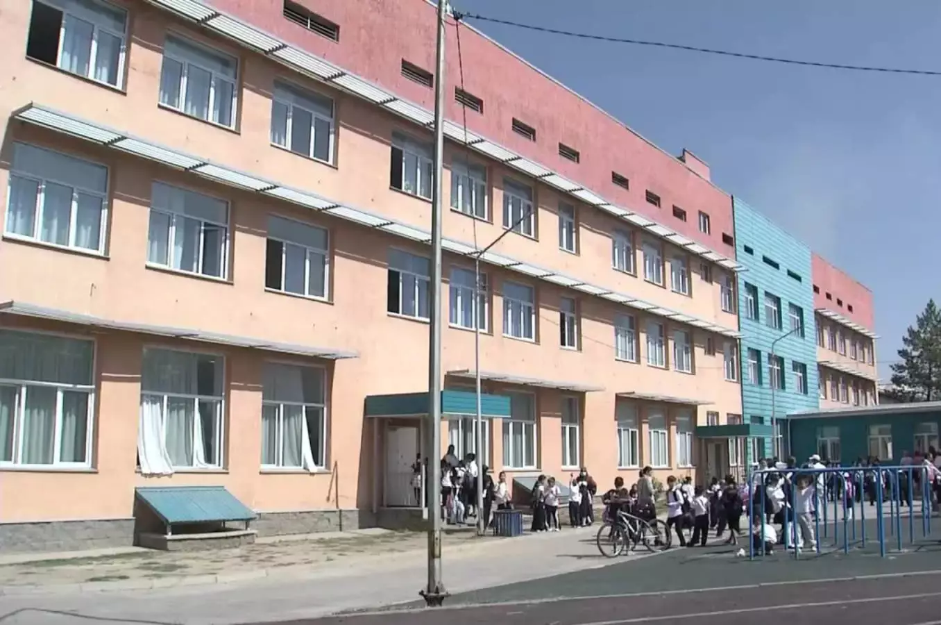Алматы облысындағы мектепте 8 оқушы бояу иісінен уланған: Ата-аналар дабыл қақты