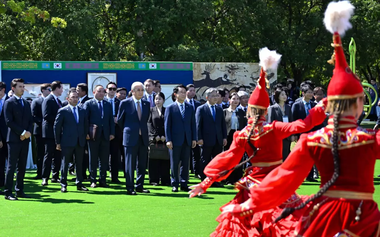 Қ. Тоқаев пен Корея Ұлттық Ассамблеясының Спикері Чо Чжон Шик қазақ этноауылына барды