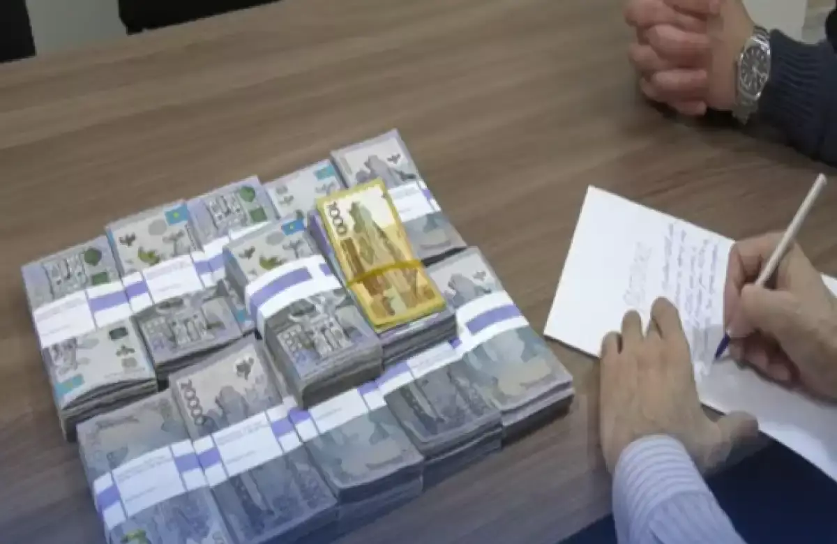Курьера с чужими миллионами в пакете задержали в Астане