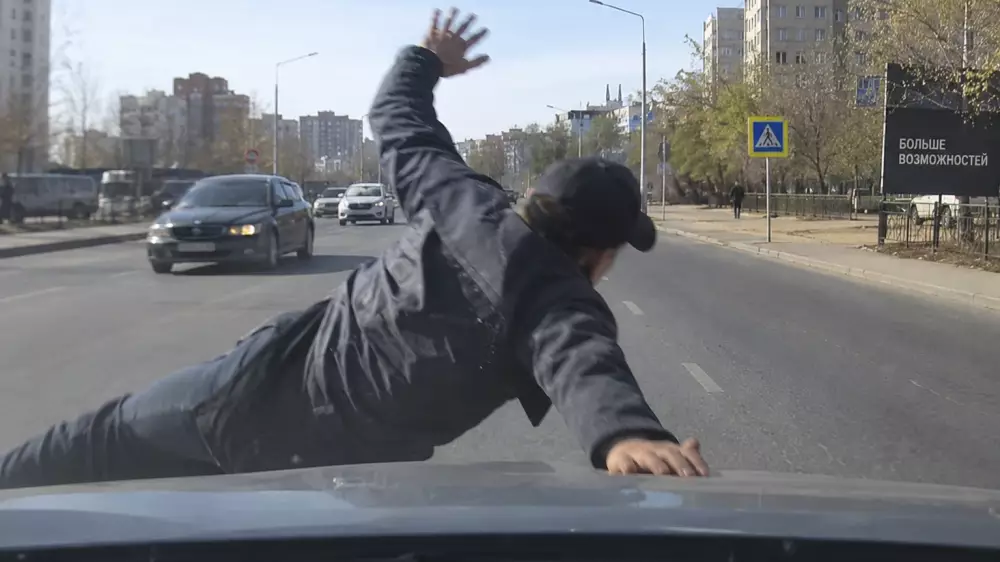 Бросался под машины ради денег – как не стать жертвой автоподставы