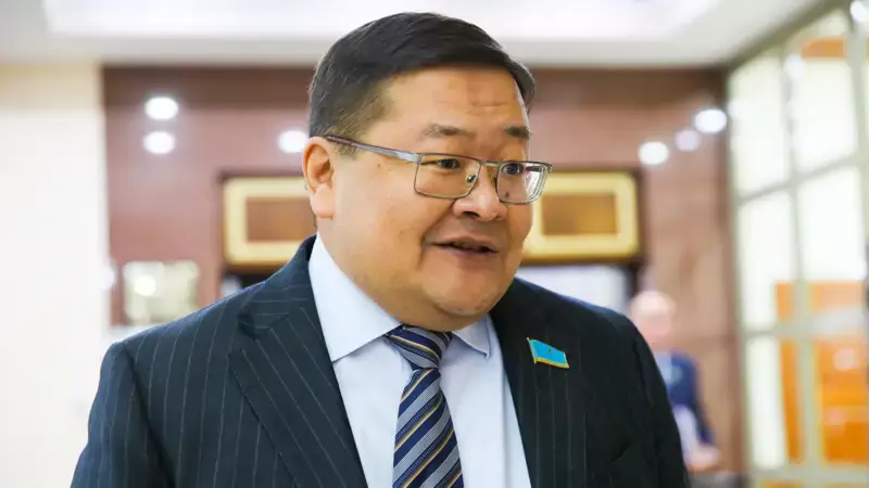 Жаңа депутаттардың ашылуына сәл мүмкіндік беріңіздерші – Айдос Сарым