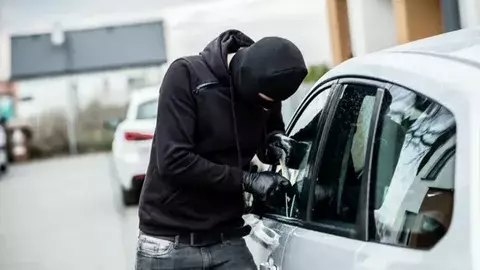 Алматыда ұрланған көлік жаппай жол апатына түсіп, жарылыс қаупін туғызды