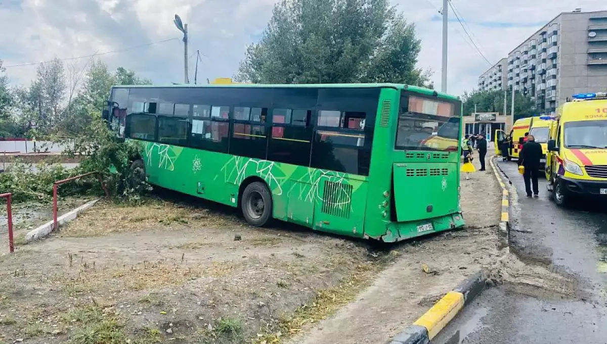 Семейде маршруттық көлік жол апатына ұшырады