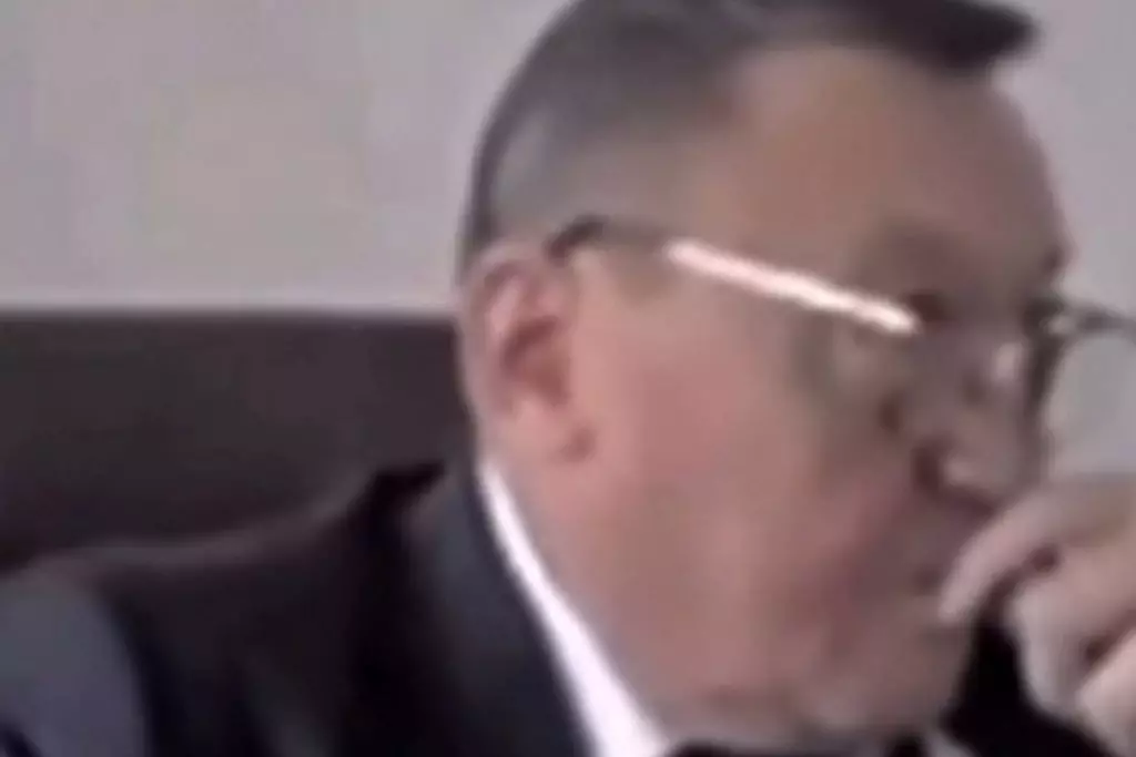 Курил прямо на совещании: председателя маслихата в Карагандинской области оштрафовали за вейп