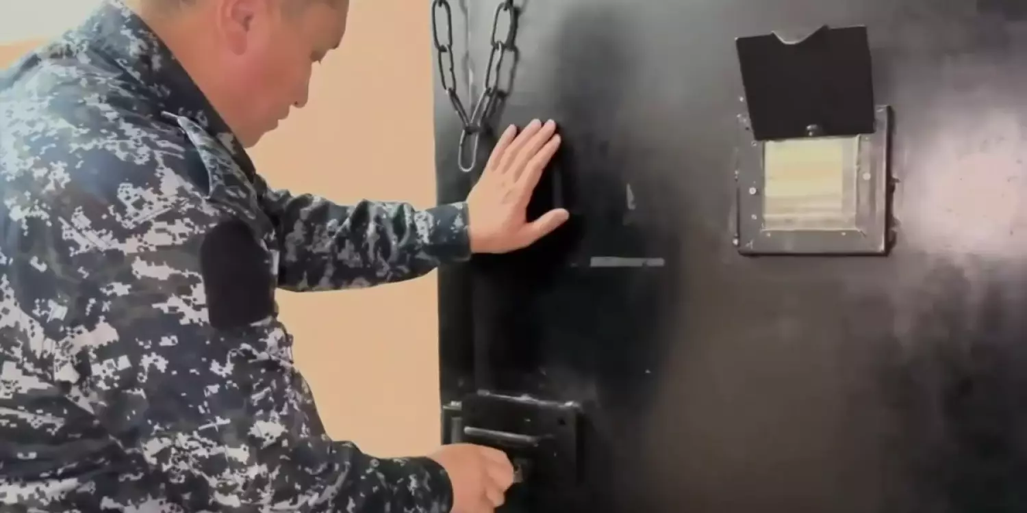 TikTok-та сөгінген 53 жастағы әйел 5 тәулікке қамалды