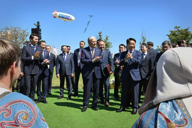 Сеулде қазақ ауылы ашылды: Тоқаев пен Корея парламентінің спикері этноауылды аралады