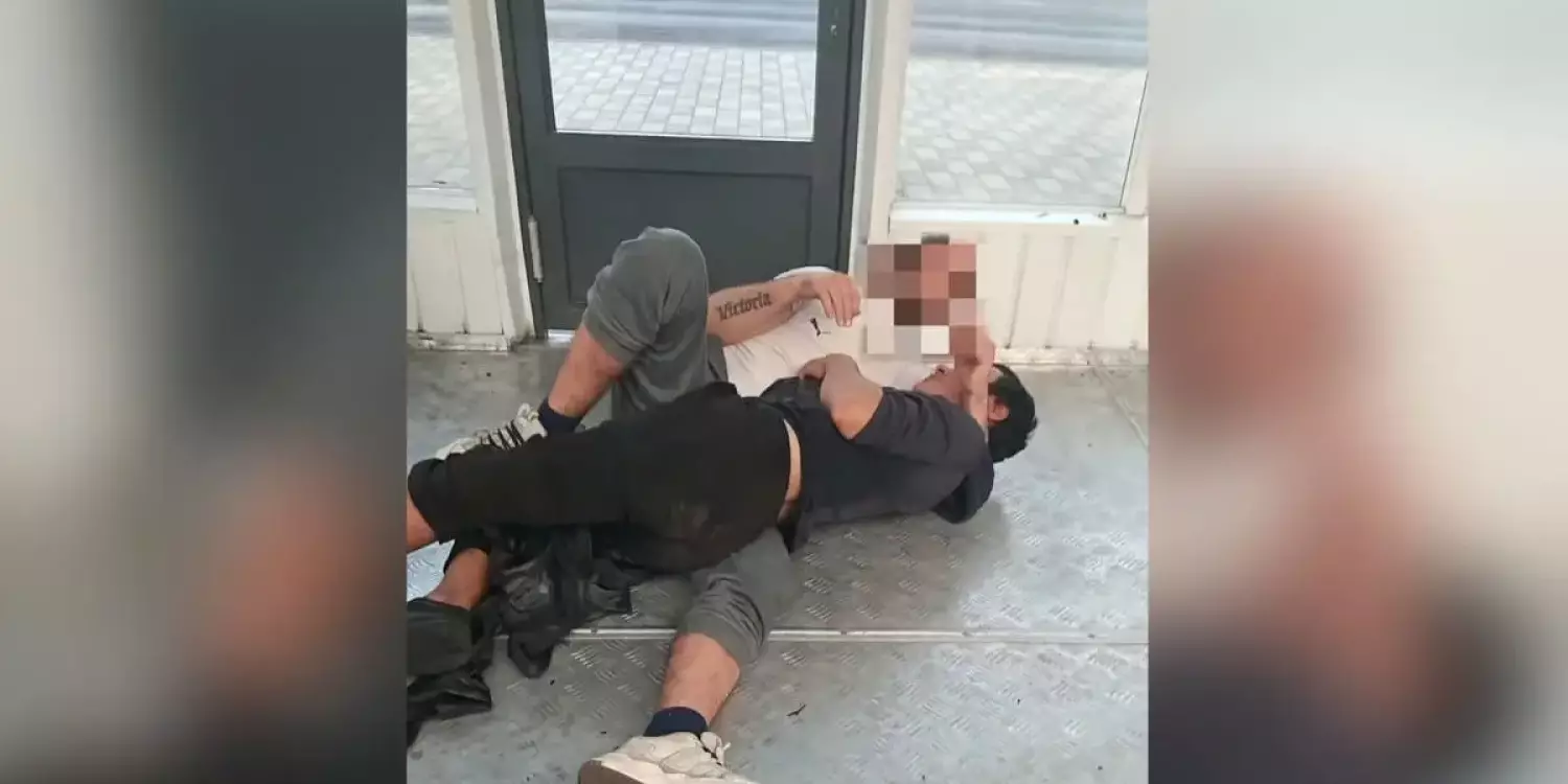 Павлодардағы аялдамада құшақтасып жатқан екі ер адам елдің назарын аударды