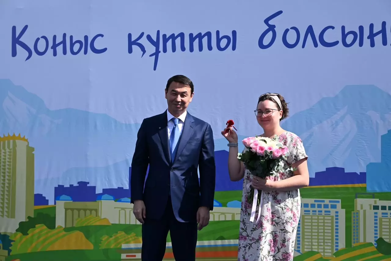 Қала күні қарсаңында Дархан Сатыбалды алматылықтарға жаңа пәтерлердің кілтін табыстады