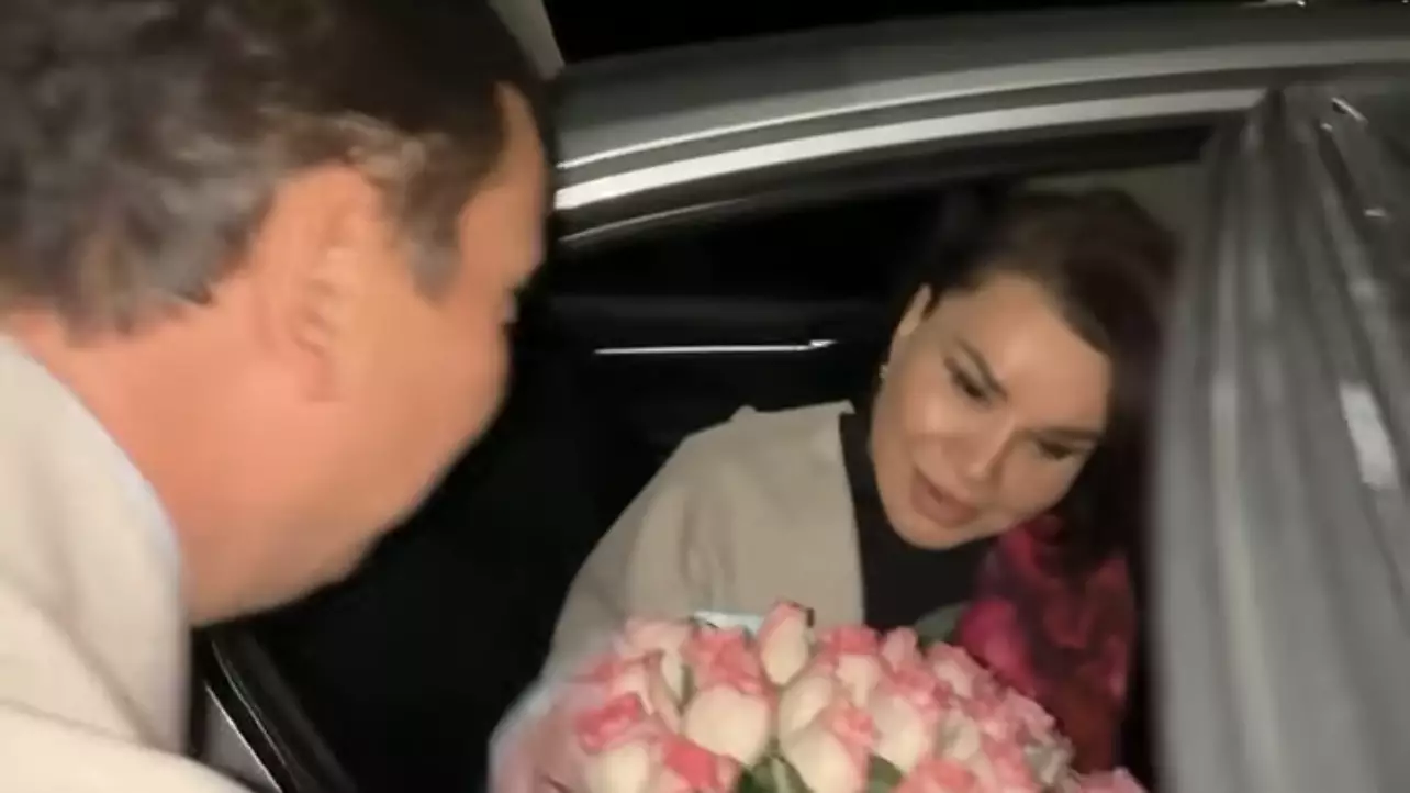 Қайрат Әділгерей өзбек әншісіне сыйлық сыйлап, премьерасына шақырды