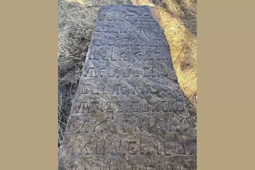 Қапалда үйге су құбырын тартқан азамат жазуы жұмбақ тақтатас тауып алды