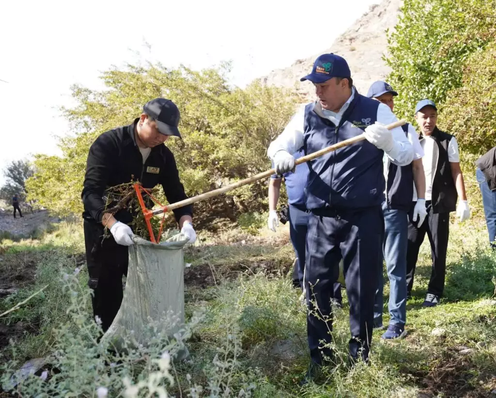Түркістан облысында «World Cleanup Day» аясында тау баурайында 4 мыңнан астам адам ауқымды сенбілікке қатысты