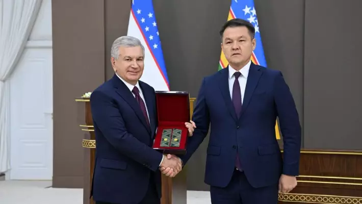 Мирзиёев присвоил Аманбаю Орынбаеву специальное звание генерал-майора