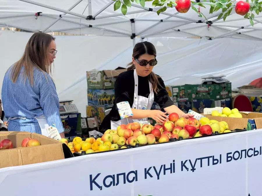 Алматыда Қала күніне орай алма жәрмеңкесі басталды