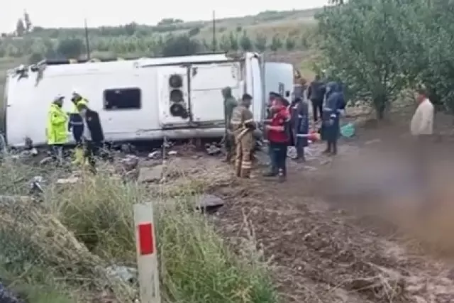 Мектеп оқушылары мінген автобус апатқа ұшырап, 20 адам көз жұмды