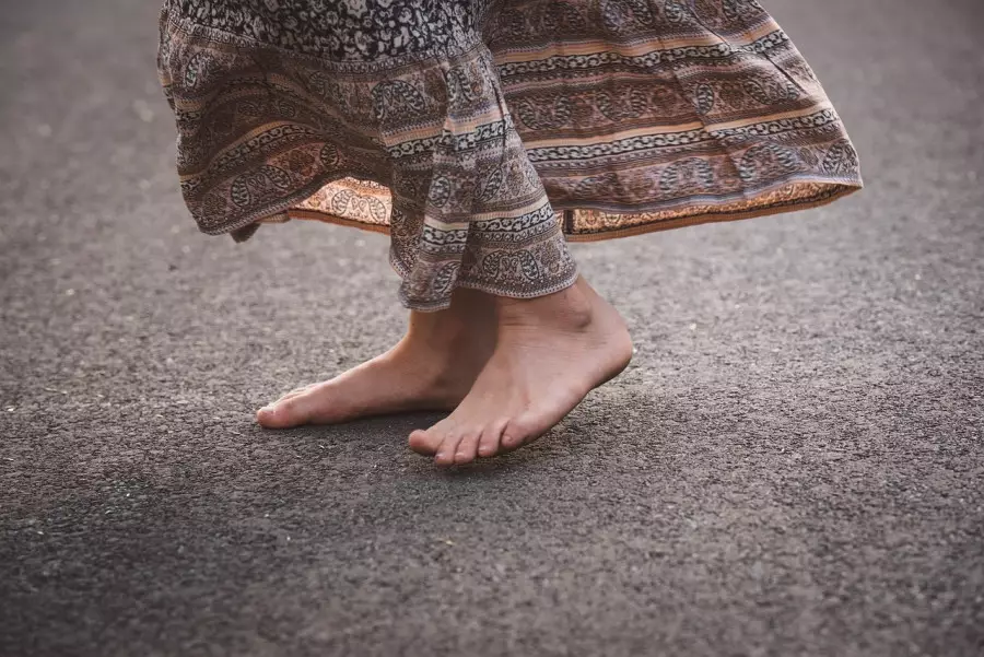 Үйде жалаңаяқ жүру пайдалы ма? Маман түсіндірді