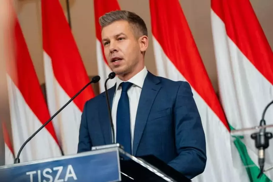 “Шамына тиген сияқты“: ер адам премьер-министрге шарап шашып жіберген