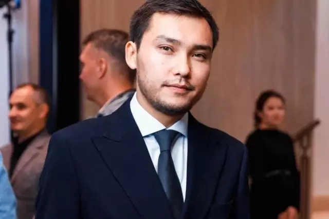 «Әкем мені балам емес, інім деп таныстыратын»: Әбунасыр Серіковтің ұлы көп жылдық ренішін айтты