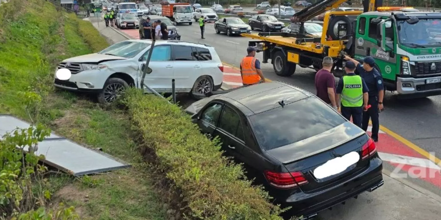 Алматыда ШҚАЖ бойында « Mercedes» жүргізушісі ірі жол апатын ұйымдастырды
