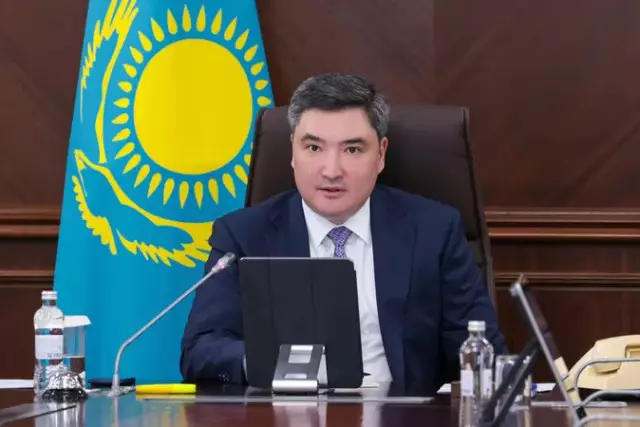 «Жұмыс істеңіздер, әйтпесе басқалар келеді»: Бектенов «ҚазАвтоЖол» басшылығына қатаң ескерту жасады